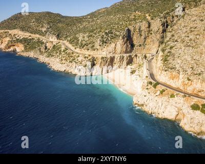 Abgewinkelte Antenne drone Ansicht vom Meer in Richtung Klippen umgebenden Kaputas Strand in der Türkei Stockfoto