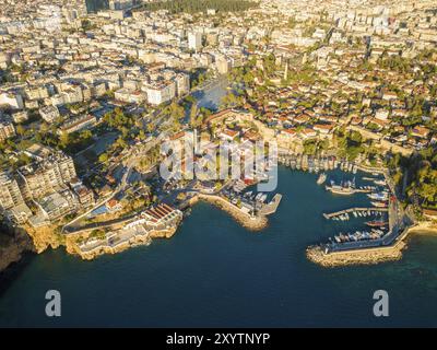 Hochwinkel Blick auf den alten Hafen von Kaleici und die roten Dachgebäude in Antalya, Türkei, Asien Stockfoto