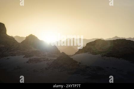 Sonnenuntergang mit Glanz der Sonne in den Bergen in der Wüste in Ägypten in Scharm El Sheikh Stockfoto