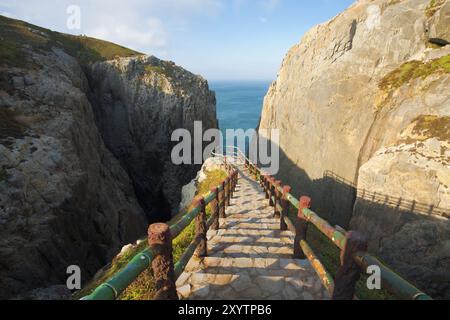 Der Aussichtspunkt an der Suicide Cliff, eine von der Legende inspirierte Touristenattraktion, von der Spitze der Einstiegsstufen auf der Insel Dongyin in der Matsu-Archipele aus gesehen Stockfoto
