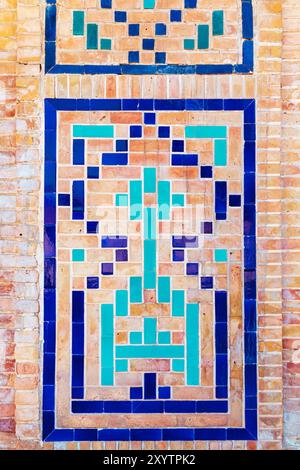 Traditionelles usbekisches Muster auf Keramikfliesen. Kultur und Kunst von Samarkand, Usbekistan. Stockfoto