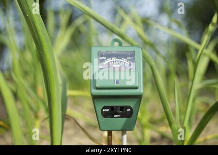 Messgerät für Bodenfeuchtigkeit, Lichtintensität und PH-Prüfung in Nahaufnahme, Landwirtschaftstechnikkonzept Stockfoto