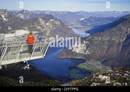 Ein Wanderer steht auf dem 5-Finger-Aussichtspunkt. Blick vom Dachstein Krippenstein zum Hallstättersee. Hallstatt links, Obertraun rechts. Autum Stockfoto