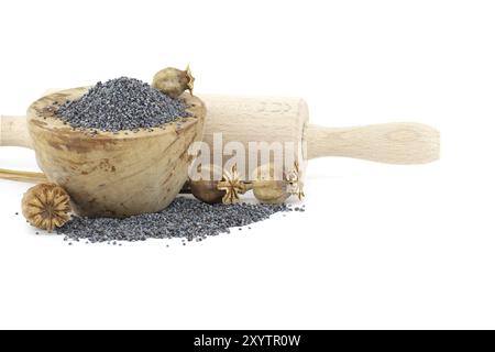 Mohnsamen in Holzschale und Samenschalen vor dem Rollstift isoliert auf weißem Hintergrund, volle Feldtiefe Stockfoto