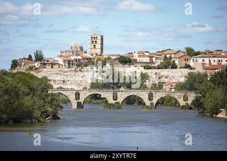 Stadtblick Zamora, vor der romanischen Brücke Puente de Piedra über den Fluss Rio Duero, Zamora, Provinz Zamora, Kastilien und Leon, Spanien, Europa Stockfoto