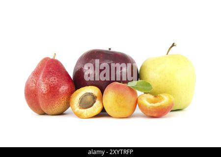 Ganze und halbierte reife Aprikosen, mehrfarbige Birne, rote und grüne Äpfel, isoliert auf weißem Hintergrund. Multivitamin und saftige Früchte Stockfoto