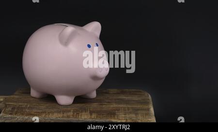 Keramische Schweinebank in Nahaufnahme über schwarzem Hintergrund für ein Gefühl von Tiefe und Kontrast Stockfoto