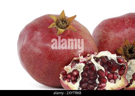 Rote Saft Granatapfel Früchte isoliert auf weißem Hintergrund Stockfoto