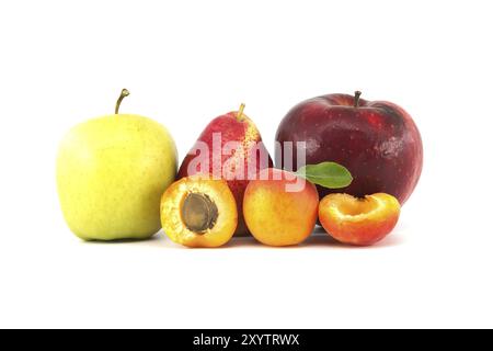 Ganze und halbierte reife Aprikosen, mehrfarbige Birne, rote und grüne Äpfel, isoliert auf weißem Hintergrund. Multivitamin und saftige Früchte Stockfoto