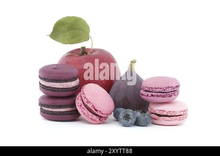 Lebendige Szene mit Früchten und süßen Makronen auf Basis von Meringue, isoliert auf weißem Hintergrund Stockfoto