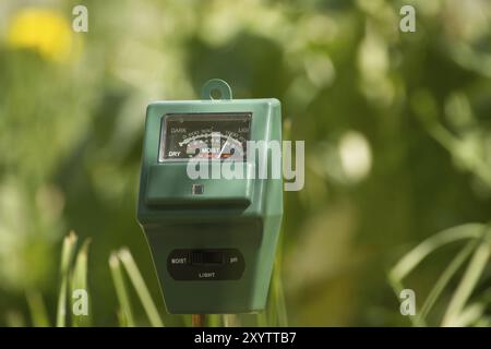 Landwirtschaftsmessgerät in Nahaufnahme über unscharfen Hintergrund. Hochtechnologie-Landwirtschaftskonzept Stockfoto