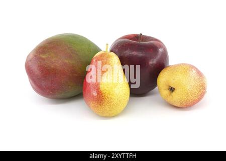 Frische, mehrfarbige, reife Mango, Birnen und rote Apfelfrüchte, isoliert auf weißem Hintergrund Stockfoto