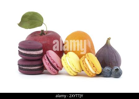 Bunte französische Macarons und eine Auswahl an Früchten isoliert auf weißem Hintergrund. Volle Schärfentiefe Stockfoto