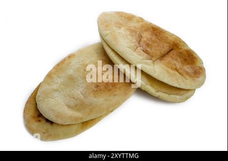 Laibe mit köstlichem frischem Pita-Brot auf weißem Hintergrund Stockfoto