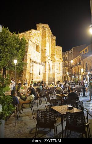 Restaurants auf der Plaza Mayor bei Nacht, hinter der romanischen Kirche Iglesia de San Juan de Puerta Nueva oder San Juan Bautista, Altstadt von Zam Stockfoto