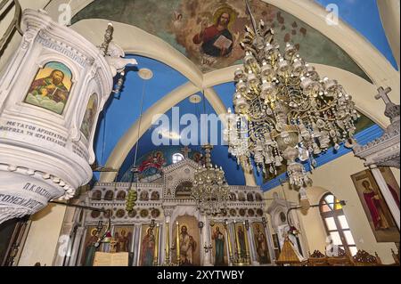 Prächtiges Kircheninnere mit Kronleuchter, Heiligenbildern und bemalter Gewölbedecke, Platia und Kirche Issodia Theotokou, Nikia, Nisyros, DOD Stockfoto