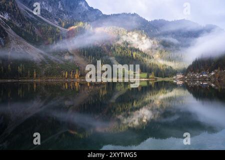 Der vordere Gosausee im Herbst mit Blick auf den Gasthof Gosausee. Sonne und Wolken. Bewölkt. Reflexion. Vorderer Gosausee, Gosau, Gosau-Tal, Salz Stockfoto