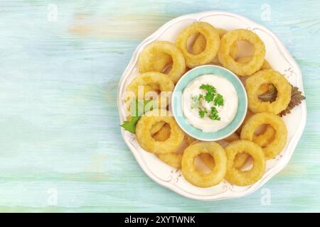 Tintenfischringe mit mayo Dip, Schuß von der Oberseite auf blauem Hintergrund mit einem Platz für Text Stockfoto