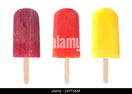 Drei verschiedene Eislollies mit Geschmack auf weißem Hintergrund Stockfoto