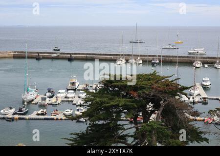 Blick auf den äußeren Hafen von der Rue des Remparts, Le Palais, Belle Ile en Mer, Bretagne, Frankreich Stockfoto