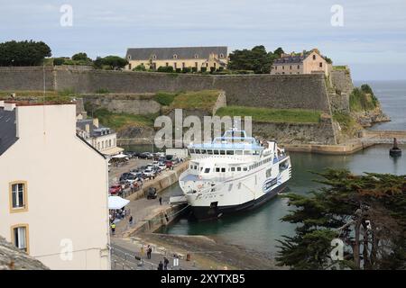 Blick auf den äußeren Hafen von der Rue des Remparts, Le Palais, Belle Ile en Mer, Bretagne, Frankreich Stockfoto