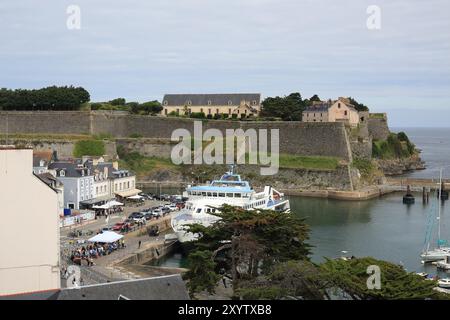 Blick auf den äußeren Hafen von der Rue des Remparts, Le Palais, Belle Ile en Mer, Bretagne, Frankreich Stockfoto