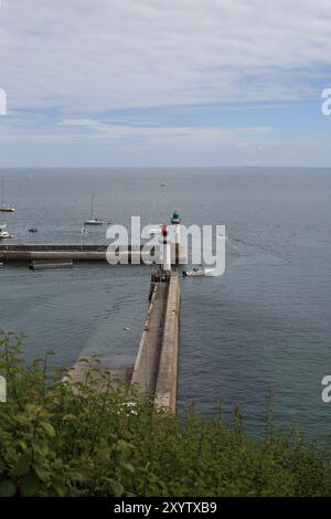 Blick auf die äußeren Hafenmauern von Rue des Remparts, Le Palais, Belle Ile en Mer, Bretagne, Frankreich Stockfoto