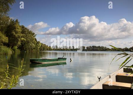 Ruderboot auf einem ruhigen See mit Reflexion Stockfoto