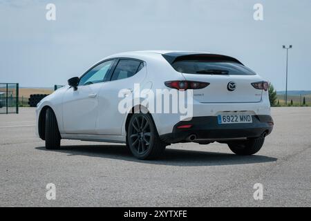 Los Arcos, Spanien - 25. Mai 2024: Mazda 3, vierte Generation (BP), Fließheck (hinten) Stockfoto