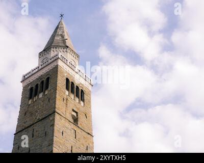 Uhrenturm einer Kirche in Koper Stockfoto