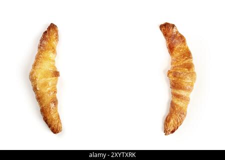 Zwei Croissants auf einem weißen Hintergrund, Schuß von der Oberseite, bilden einen Rahmen für Kopie Raum Stockfoto