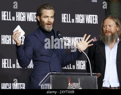 Chris Pine und David Mackenzie bei der Hand- und Fußabdruckzeremonie von Jeff Bridges im TCL Chinese Theatre IMAX in Hollywood, USA am 6. Januar 2017 Stockfoto