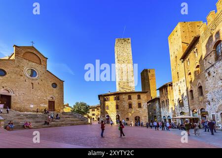 San Gimignano, Toskana, Italien, 25. Oktober 2018: Piazza del Duomo und Türme in der toskanischen Stadt, Europa Stockfoto