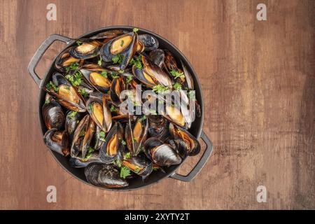 Ein voller Marinara-Miesmuscheln, von oben auf einem dunklen rustikalen Hintergrund mit einem Platz für Text Stockfoto