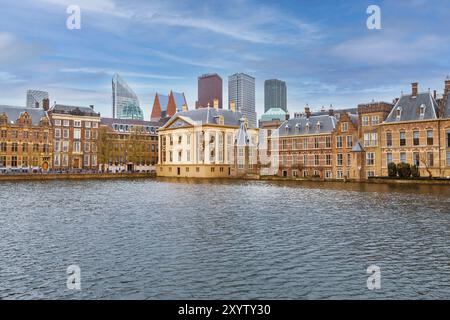 Hague, Niederlande Moderne Bürogebäude hinter dem Mauritshuis-Museum und dem Binnenhof-parlament, Hofvijver-See Stockfoto