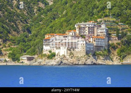 Nahaufnahme Agia Grigoriou Orthodoxes Kloster auf dem Berg Athos, Agion Oros, Heiliger Berg, Chalkidiki, Griechenland. Blick vom Meer Stockfoto