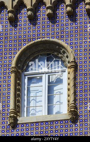 Sintra, Portugal Sehenswürdigkeiten, Fenster mit Azulejo in Pena close-up Detail View Stockfoto