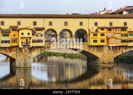 Ponte Vecchio aus nächster Nähe und Fluss Arno in Florenz, Toskana, Italien, Europa Stockfoto