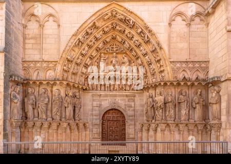 burgos, Spanien. Vorderansicht der Puerta de la Coronería oder Puerta de los Apóstoles auf der Nordseite des Tempels, erbaut im 13. Jahrhundert Stockfoto