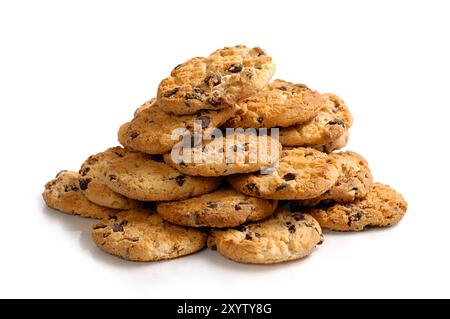 Ein Haufen appetitlicher Schokoladen-Chip-Kekse. Isoliert auf weißem Hintergrund Stockfoto