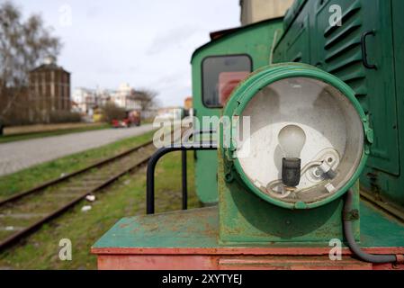 Scheinwerfer einer historischen Lokomotive im Magdeburger Hafen Stockfoto