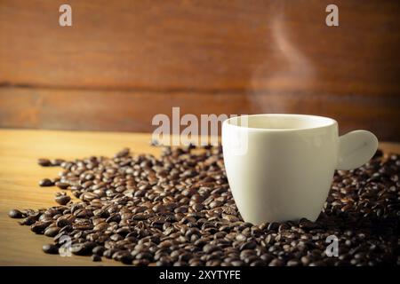 Tasse Kaffee und Kaffeebohnen, Vintage Style Stockfoto