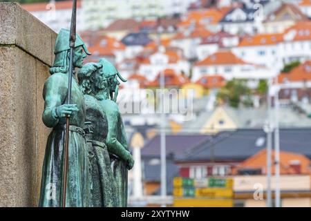 Bergen, Norwegen close-up Statue des Baudenkmals Sailor's und Defokussierten Stadtbild mit bunten Häusern Stockfoto