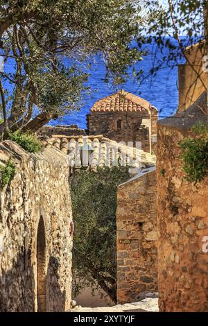 Blick auf die Straße von Monemvasia mit alten Häusern, Dächern in der antiken Stadt und Meerblick, Peloponnes, Griechenland, Europa Stockfoto