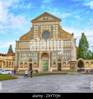 Florenz, Italien, 24. Oktober 2018: Fassade der Basilika Santa Maria Novella auf blauem Himmel Hintergrund und Menschen, Europa Stockfoto