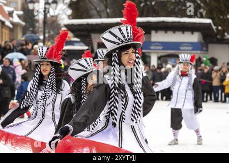 Razlog, Bulgarien, 14. Januar 2017: Menschen in hellen Kostümen tanzen beim Festival Starchevata, Europa Stockfoto