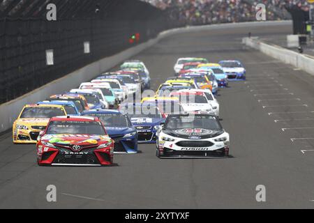 23. Juli 2017, Speedway, IN, USA: Kyle Busch (18) kämpft um die Position während des Brantley Gilbert Big Machine Brickyard 400 bei Indianapolis Motor SPE Stockfoto