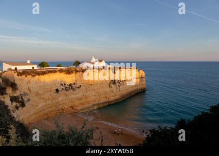 Nossa Senhora da Rocha, eine kleine Kapelle auf einer steilen Landzunge bei Porches an der Algarve, Portugal. Die kleine Kapelle Nossa Senhora da Rocha steht Stockfoto