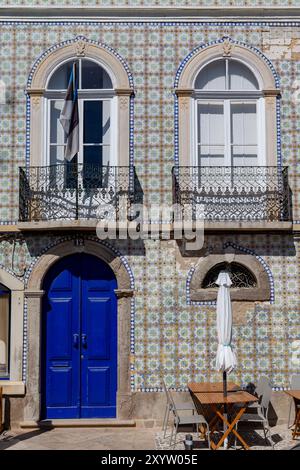 Hausfront dekoriert mit Azulejos in Tavira, Algarve, Portugal, Europa Stockfoto