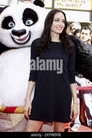 HOLLYWOOD, KALIFORNIEN, 9. NOVEMBER 2008: Angelina Jolie bei der Premiere von Secrets of the Furious Five in Los Angeles im Grauman's Chinese Theater in Stockfoto